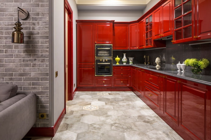 interior da cozinha em tons de cinza-vermelho