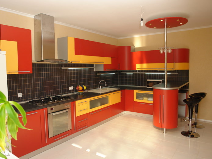 жълт и червен интериор на кухнята