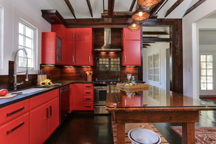 interiér kuchyne v červeno-hnedých odtieňoch