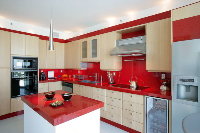 kuhinjski interijer u crvenoj i bež boji