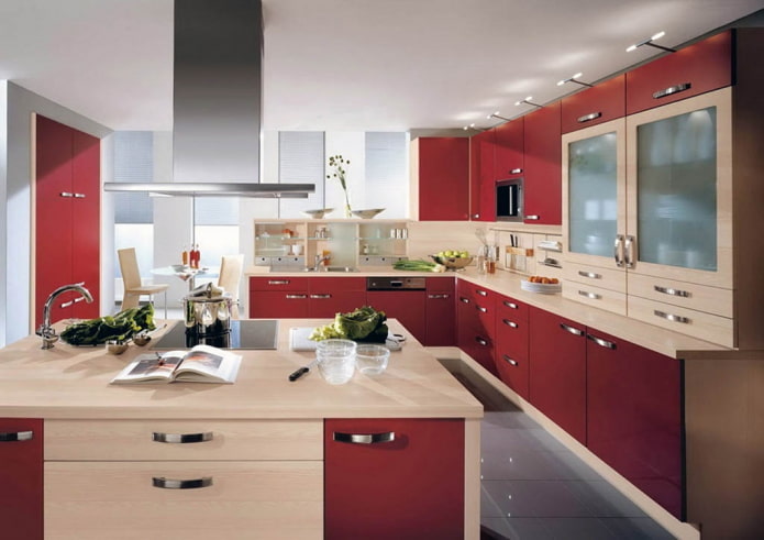 interiér kuchyne v červenej a béžovej farbe
