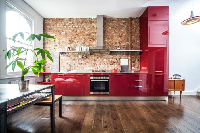 interiér kuchyne v červeno-hnedých odtieňoch