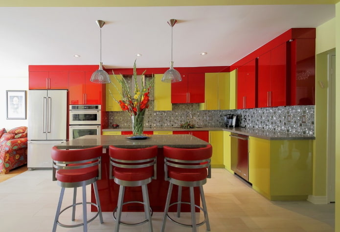 interior de la cocina en tonos rojos y verdes
