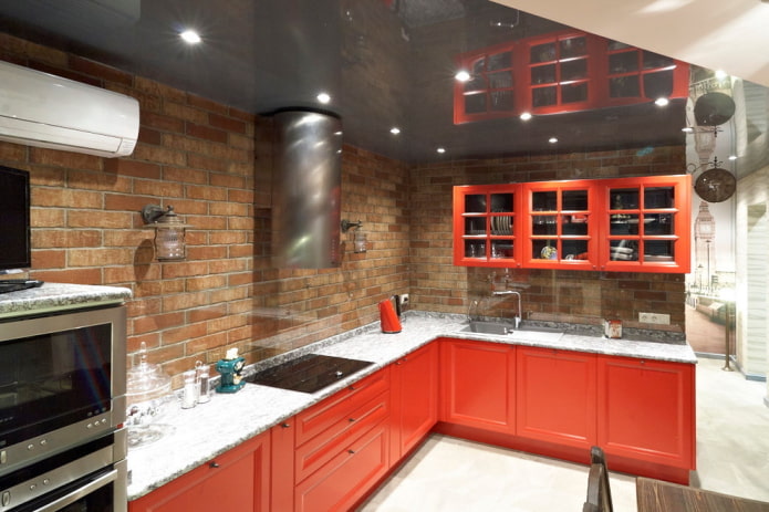 sarkanā bēniņu stila virtuves interjers