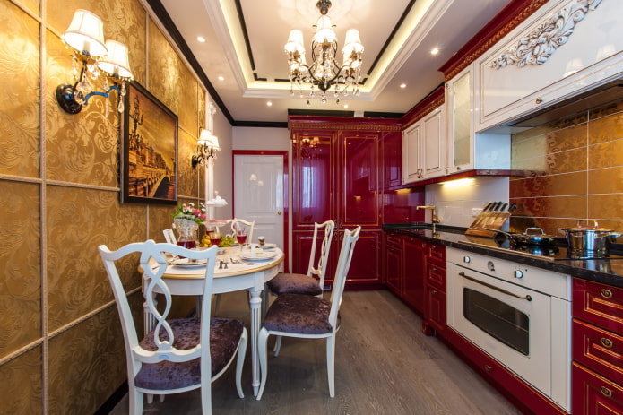 červený kuchyňský interiér v klasickém stylu