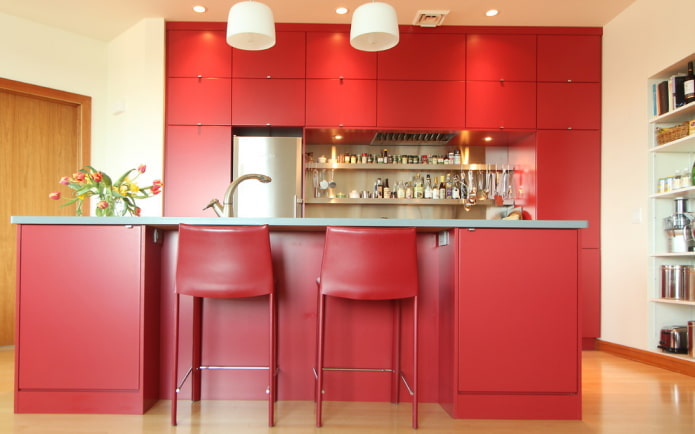 interiorul bucătăriei roșii