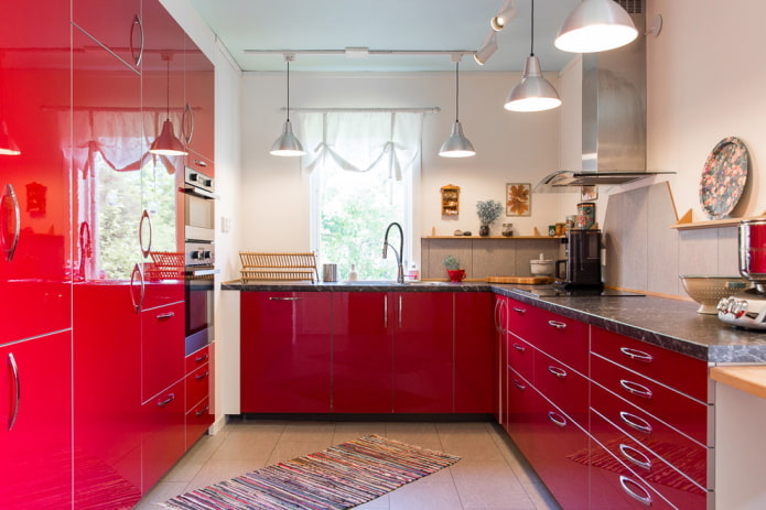 Innenraum einer kleinen Küche in roten Farben