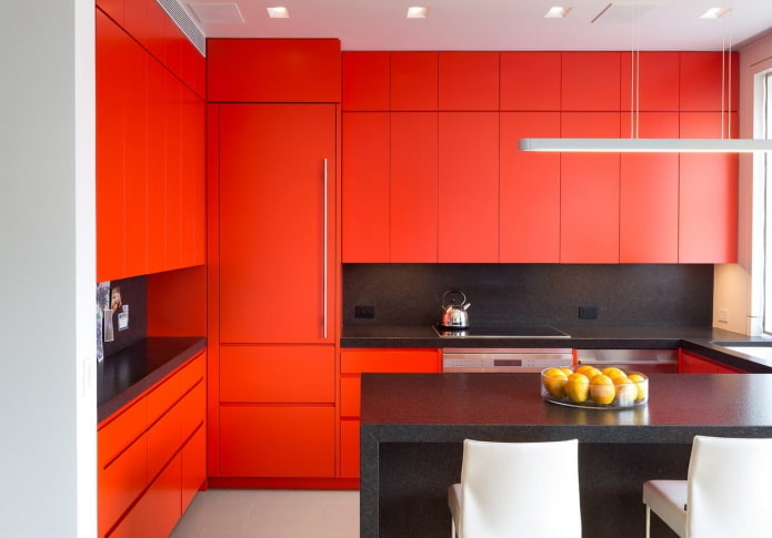 červený kuchynský interiér