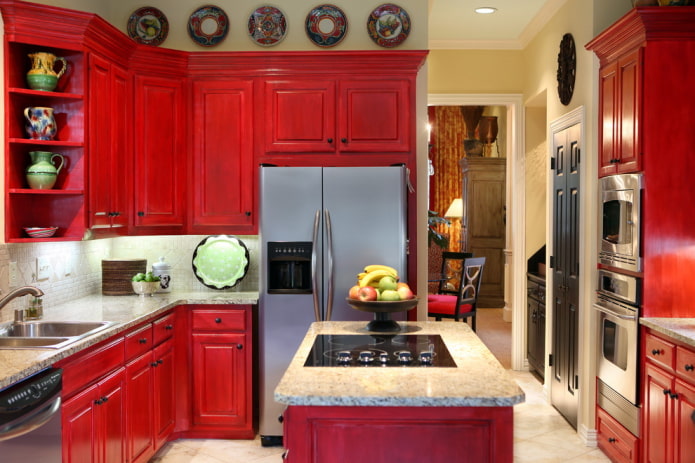 εσωτερικό μιας μικρής κουζίνας σε κόκκινα χρώματα