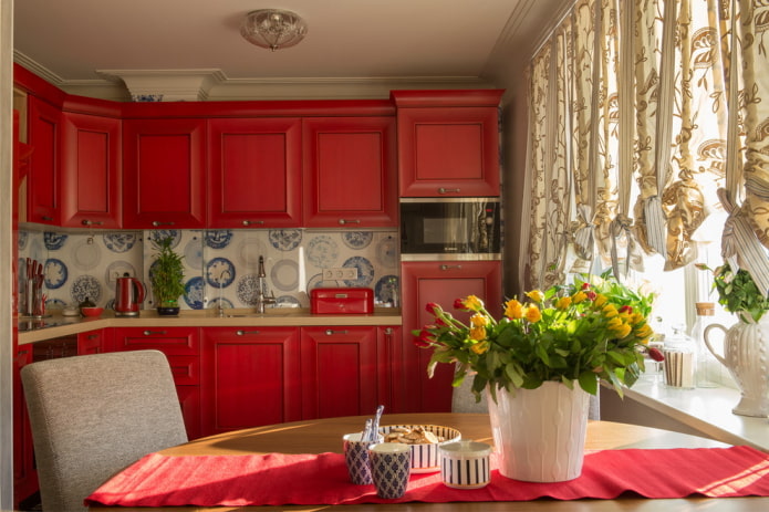 interiorul unei mici bucătării în culori roșii