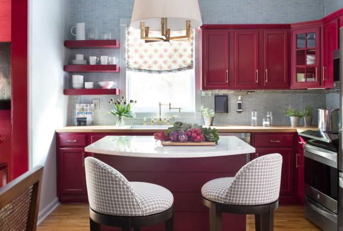 интериор на малка кухня в червени цветове