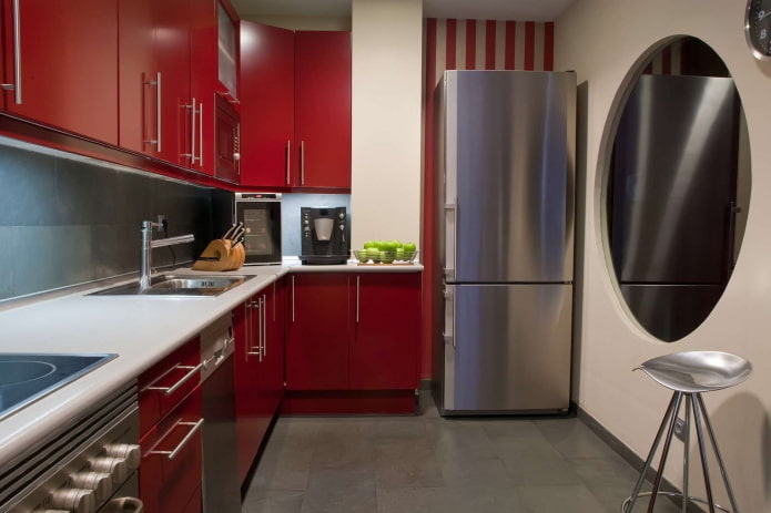 interno di una piccola cucina in colori rossi