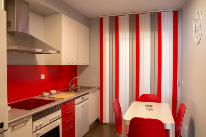 tende all'interno della cucina nei colori rossi