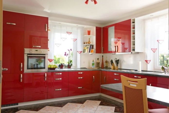 zasłony we wnętrzu kuchni w czerwonych kolorach