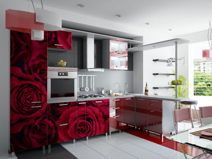 červená kuchyňa interiér v modernom štýle