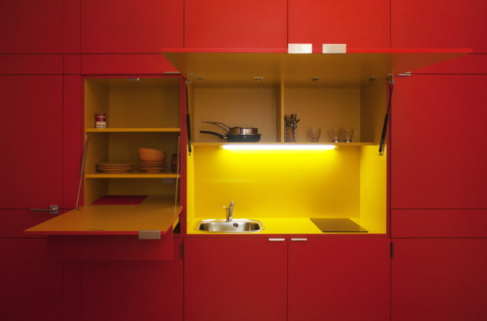 žuta i crvena unutrašnjost kuhinje