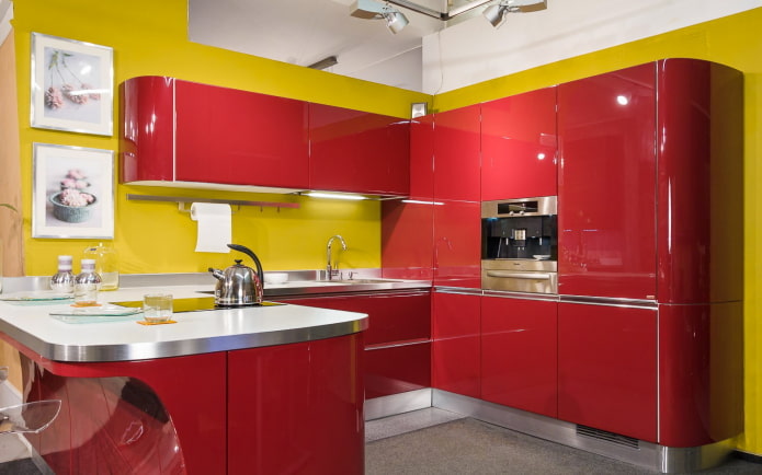 gult og rødt kjøkkeninnredning
