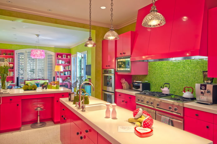nội thất nhà bếp với tông màu đỏ và xanh lá cây