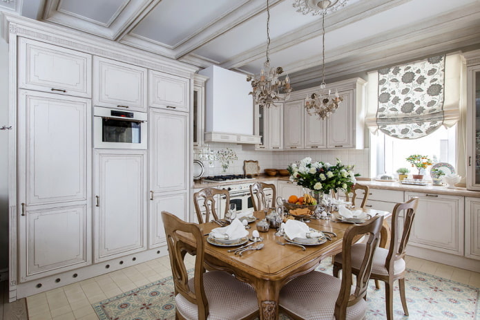 Provence-stil i det indre af et hvidt køkken