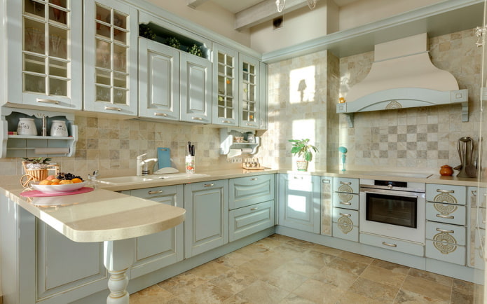 møbler i det indre af køkkenet i provencalsk stil