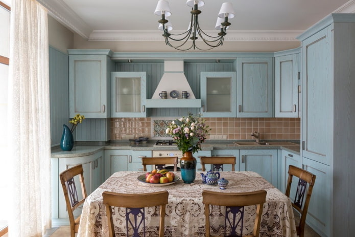 Provanso stilius mėlynos virtuvės interjere