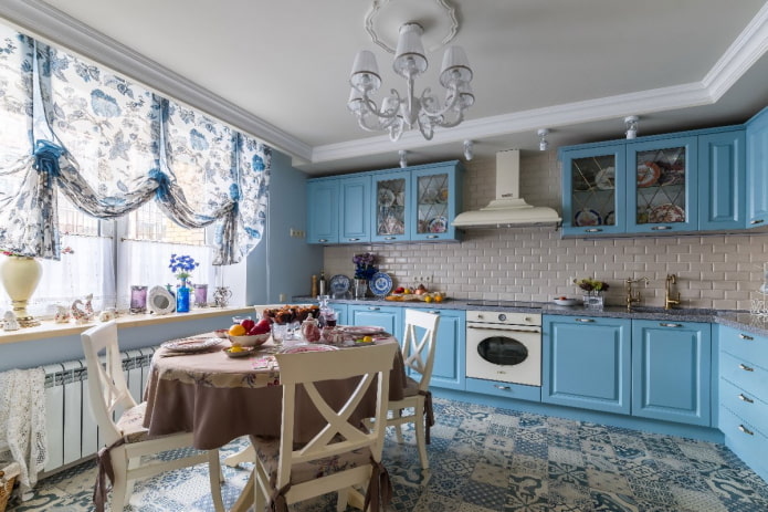 Στυλ Provence στο εσωτερικό της μπλε κουζίνας