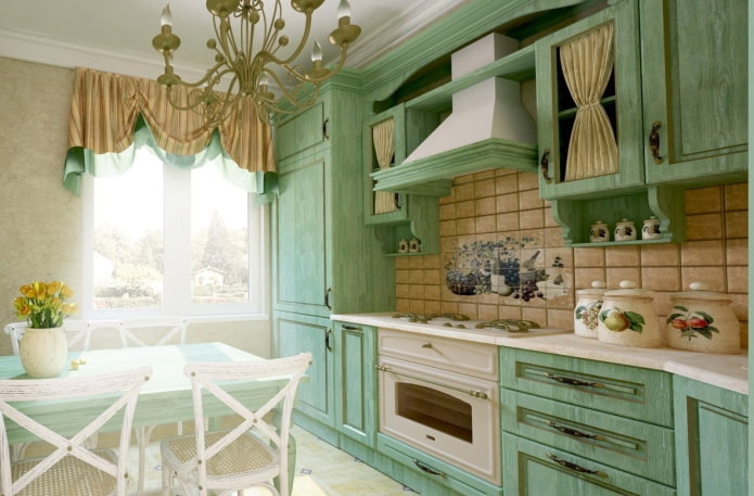 Gaya Provence di bahagian dalam dapur hijau