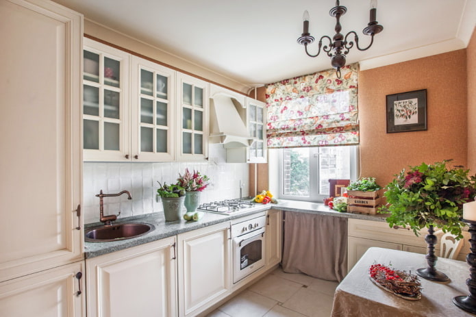 Vorhänge und Textilien im Innenraum der Küche im provenzalischen Stil