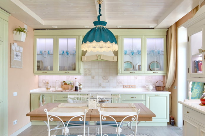 osvětlení v interiéru kuchyně v provensálském stylu