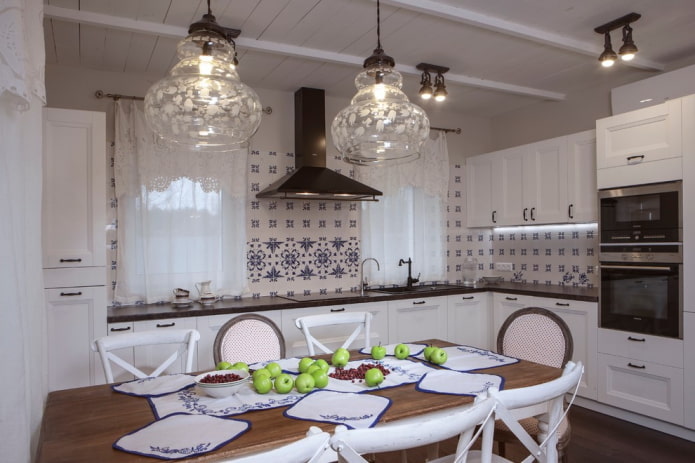 Provence-stil i det indre av et hvitt kjøkken