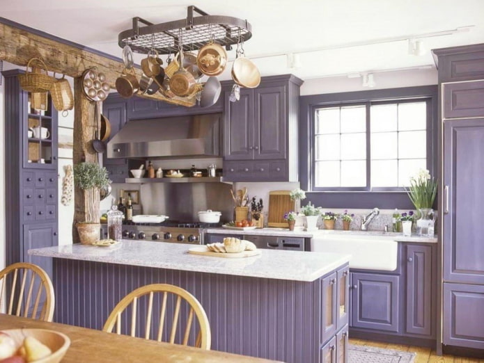 Stilul Provence în interiorul bucătăriei liliac