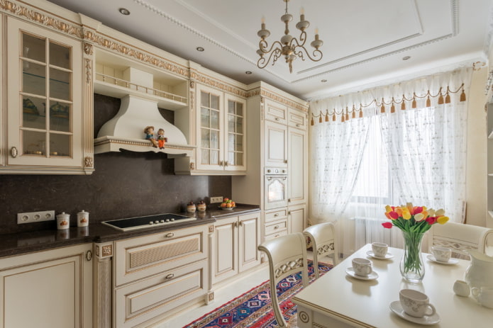 Provanso stilius smėlio spalvos virtuvės interjere