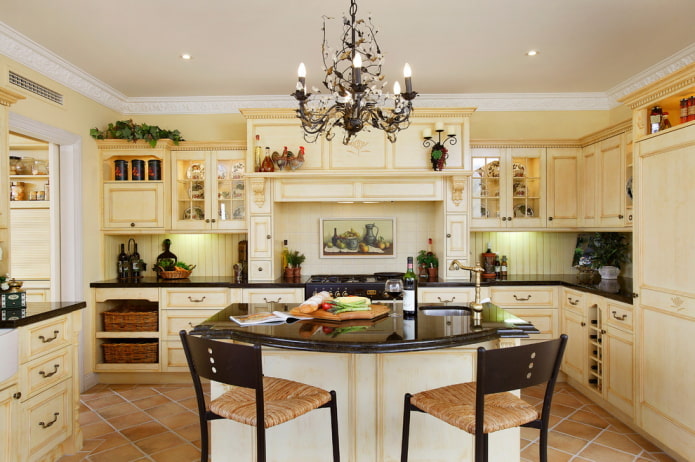 Provence-stil i interiøret i beige kjøkken