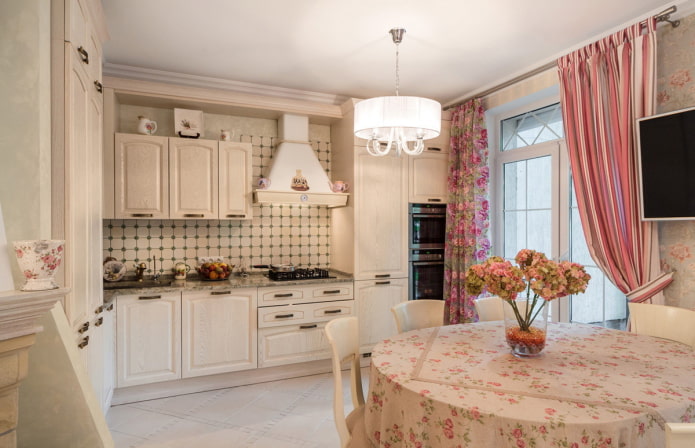 záclony a textilie v interiéru kuchyně v provensálském stylu