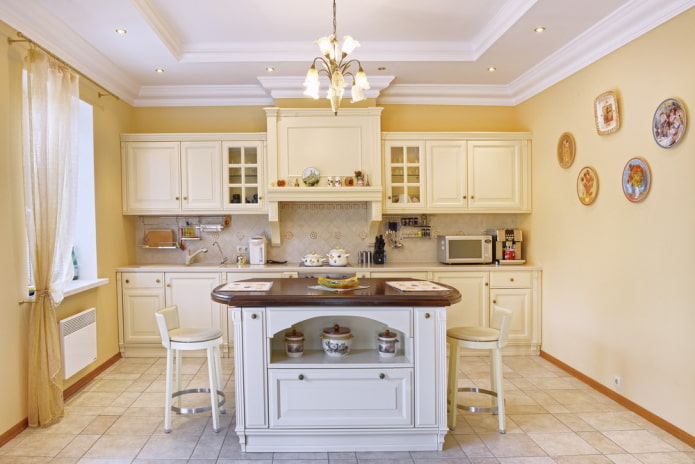 Interiorul bucătăriei în stil provensal