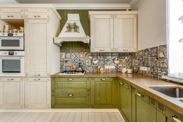 Provansas stils zaļās virtuves interjerā