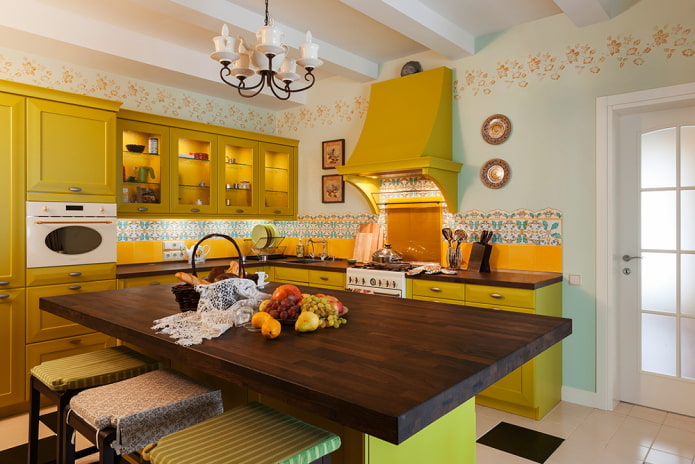 Stilul Provence în interiorul bucătăriei galbene