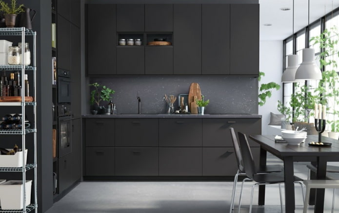 interno cucina nei colori grigio-nero
