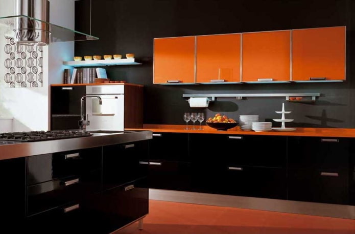 melns un oranžs virtuves interjers