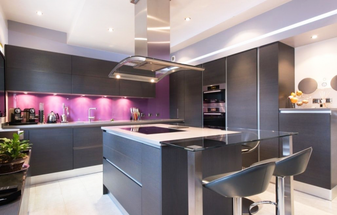 interior da cozinha preto e roxo