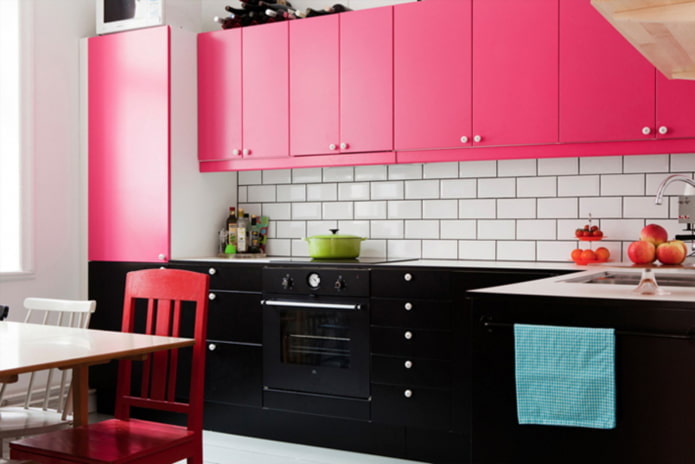 interno cucina nero e rosa