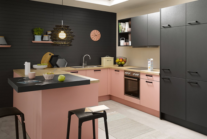 sort og rosa kjøkkeninnredning