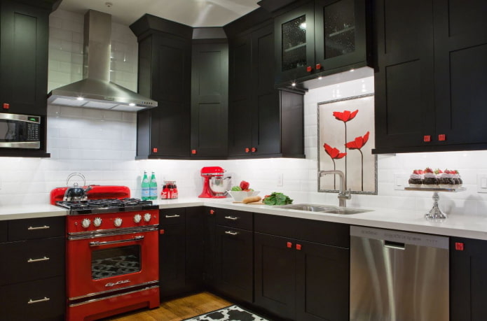 ierīces virtuves interjerā melnās krāsās