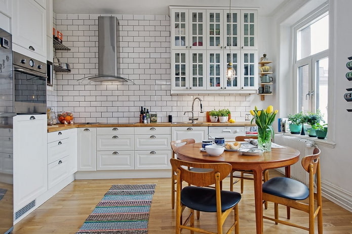 Bucătărie în colț în stil scandinav