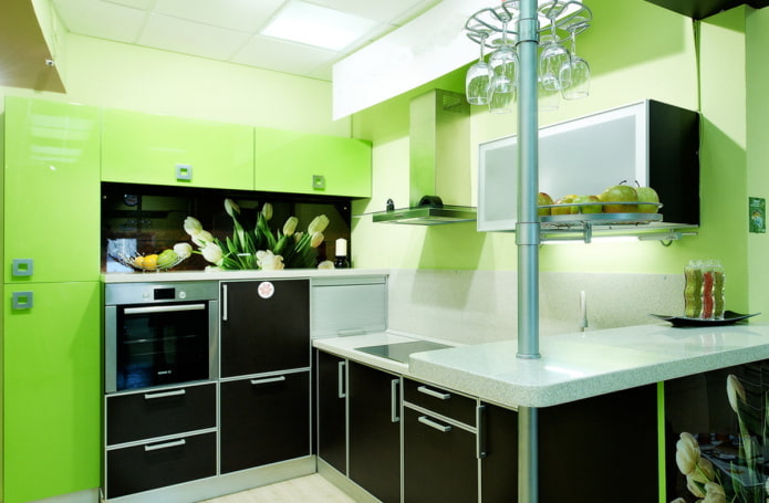 melns un gaiši zaļš virtuves interjers