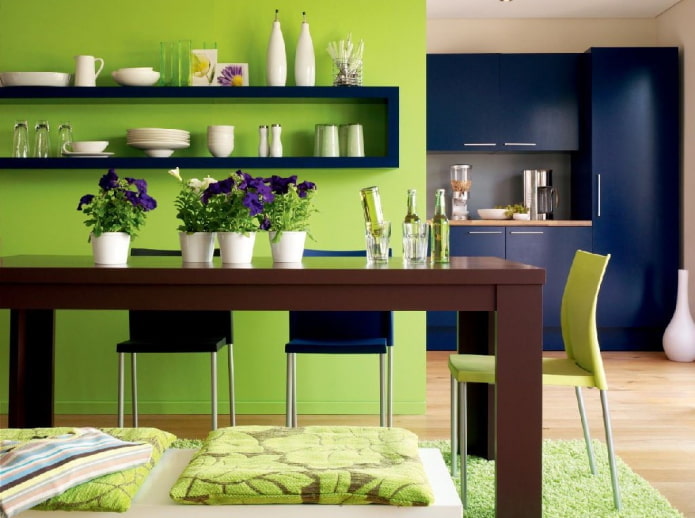 virtuvės interjeras mėlynais ir šviesiai žaliais tonais
