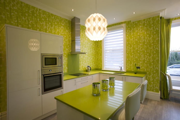 illuminazione e decorazioni all'interno della cucina in tonalità verde chiaro