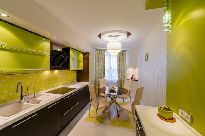 belysning och dekor i kökets inre i ljusgröna toner