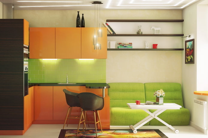 kjøkkeninnredning i oransje og lysegrønne toner