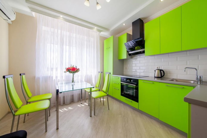 namještaj i uređaji u unutrašnjosti kuhinje u svijetlo zelenim tonovima